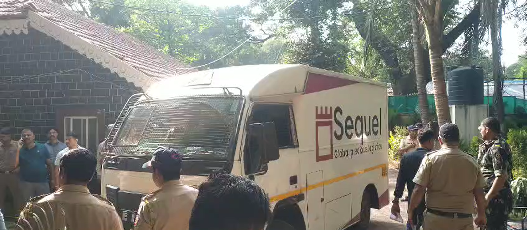 Pune Crime: Police seize gold jewellery worth Rs 138 crore from Sahkarnagar check post ahead of Maharashtra assembly elections (Watch Video)